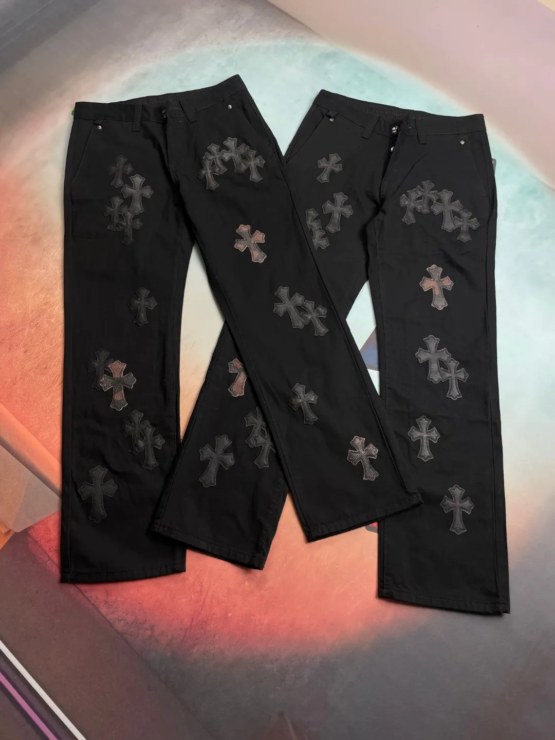🅿️290 🔘Style number-KL119 🔘Chrome Hearts𝐂𝐡𝐫𝐨𝐦𝐞 𝐇𝐞𝐚𝐫𝐭 Black and brown camouflage cross patch leather casual jeans* Trendy people who pursue the ultimate fashion, Chrome Hearts new overalls are here! It breaks tradition and cleverly integrates camouflage cross elements, which is the same style as Mattyboy. These pants boldly combine elements of jeans and casual pants, bringing endless matching possibilities to outfit enthusiasts. The main body is black, showing mystery and coolness. It is unique in the leather design and color matching. It can be called a classic among jeans. The pants overall present a unique retro style, with a wide-legged and loose fit. The mid-high waist design not only elongates the leg lines, but also creates a lazy and casual atmosphere. It is full of comfort and sophistication. Trendy men and women should not miss it. There are as many as 40 panels on the entire trousers, giving the trousers an unparalleled texture. Taking size W34 as an example, every detail is perfectly ergonomic and demonstrates high-end quality. Whether it is daily outings, social gatherings, or exploring new fashion styles, Chrome Hearts black denim casual pants can satisfy all your imagination of fashion and lead you to be at the forefront of trends.  Size: S M L XL XXL (28.30.32.34.36) Color: Black